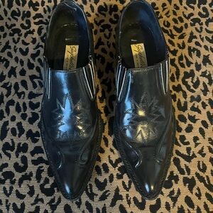 Women’s vintage black leather Seychelles booties.